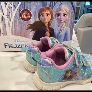 Frozen Light-up toddler Size 8 Velcro shoes